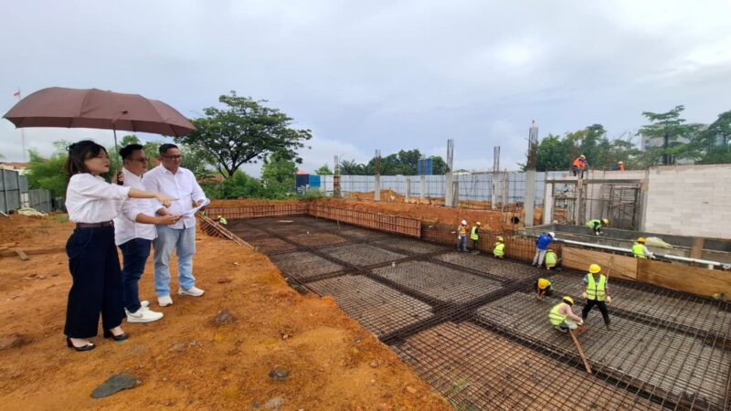 Dept Head Sales & Marketing CitraLand Megah, Robby Juanphilibert A, bersama Dept Head Construction, Rido Sitio melihat proyek pembangunan, Jumat (15/8/2025). Foto:Ist