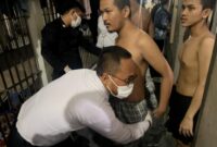 Petugas menggeledah warga binaan Rutan Batam Kamis (14/8/2025). Foto:istimewa