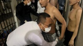 Petugas menggeledah warga binaan Rutan Batam Kamis (14/8/2025). Foto:istimewa