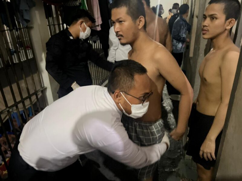 Petugas menggeledah warga binaan Rutan Batam Kamis (14/8/2025). Foto:istimewa