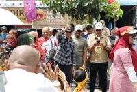 Wali Kota Batam sekaligus Kepala BP Batam Amsakar Ahmad Saat melepas pawai budaya di pulau Penawar Rindu, Belakang Padang Kota Batam, Sabtu (16/8/2025). Matapedia6.com/Diskominfo