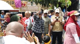 Wali Kota Batam sekaligus Kepala BP Batam Amsakar Ahmad Saat melepas pawai budaya di pulau Penawar Rindu, Belakang Padang Kota Batam, Sabtu (16/8/2025). Matapedia6.com/Diskominfo
