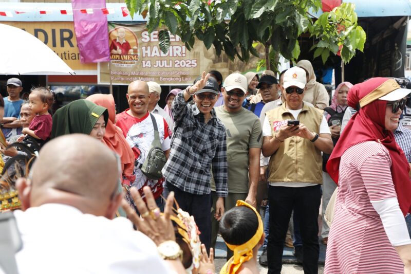 Wali Kota Batam sekaligus Kepala BP Batam Amsakar Ahmad Saat melepas pawai budaya di pulau Penawar Rindu, Belakang Padang Kota Batam, Sabtu (16/8/2025). Matapedia6.com/Diskominfo