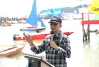 Wali kota Batam Amsakar Ahmad saat meberiman sambutan sebelum melepas peserta lomba sampan layar di pulau Penawar Rindu Belakang Padang, Kota Batam, Sabtu (16/8/2025). Matapedia6.com/Diskominfo
