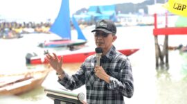 Wali kota Batam Amsakar Ahmad saat meberiman sambutan sebelum melepas peserta lomba sampan layar di pulau Penawar Rindu Belakang Padang, Kota Batam, Sabtu (16/8/2025). Matapedia6.com/Diskominfo
