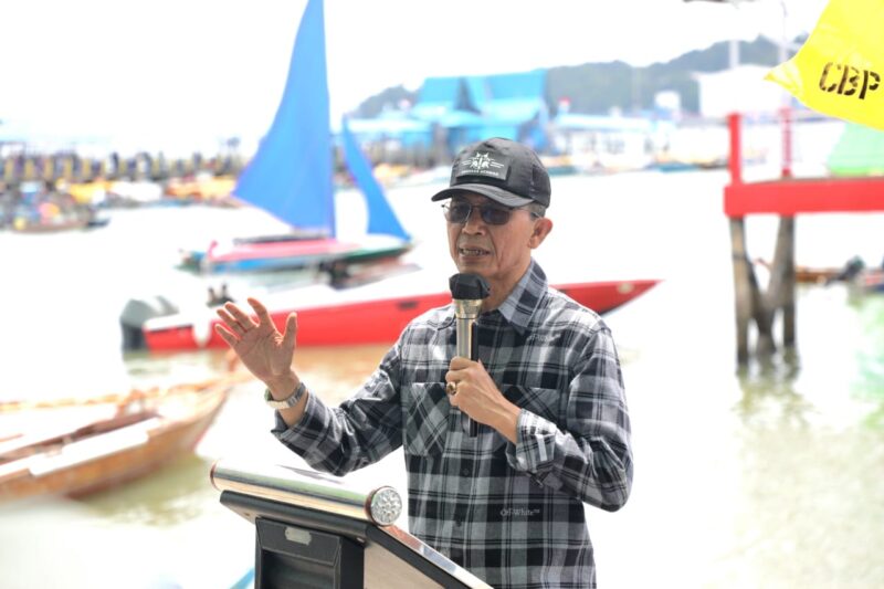 Wali kota Batam Amsakar Ahmad saat meberiman sambutan sebelum melepas peserta lomba sampan layar di pulau Penawar Rindu Belakang Padang, Kota Batam, Sabtu (16/8/2025). Matapedia6.com/Diskominfo