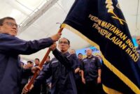 Ketu PWI Kepri Andi Gino saat menerima pataka Persatuan Wartawan Indonesia (PWI) dari Ketua Umum PWI Pusat Hendry Chairudin Bangun beberapa waktu lalu. Foto:Istimewa