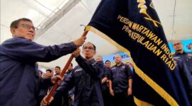 Ketu PWI Kepri Andi Gino saat menerima pataka Persatuan Wartawan Indonesia (PWI) dari Ketua Umum PWI Pusat Hendry Chairudin Bangun beberapa waktu lalu. Foto:Istimewa