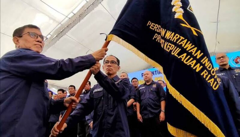 Ketu PWI Kepri Andi Gino saat menerima pataka Persatuan Wartawan Indonesia (PWI) dari Ketua Umum PWI Pusat Hendry Chairudin Bangun beberapa waktu lalu. Foto:Istimewa