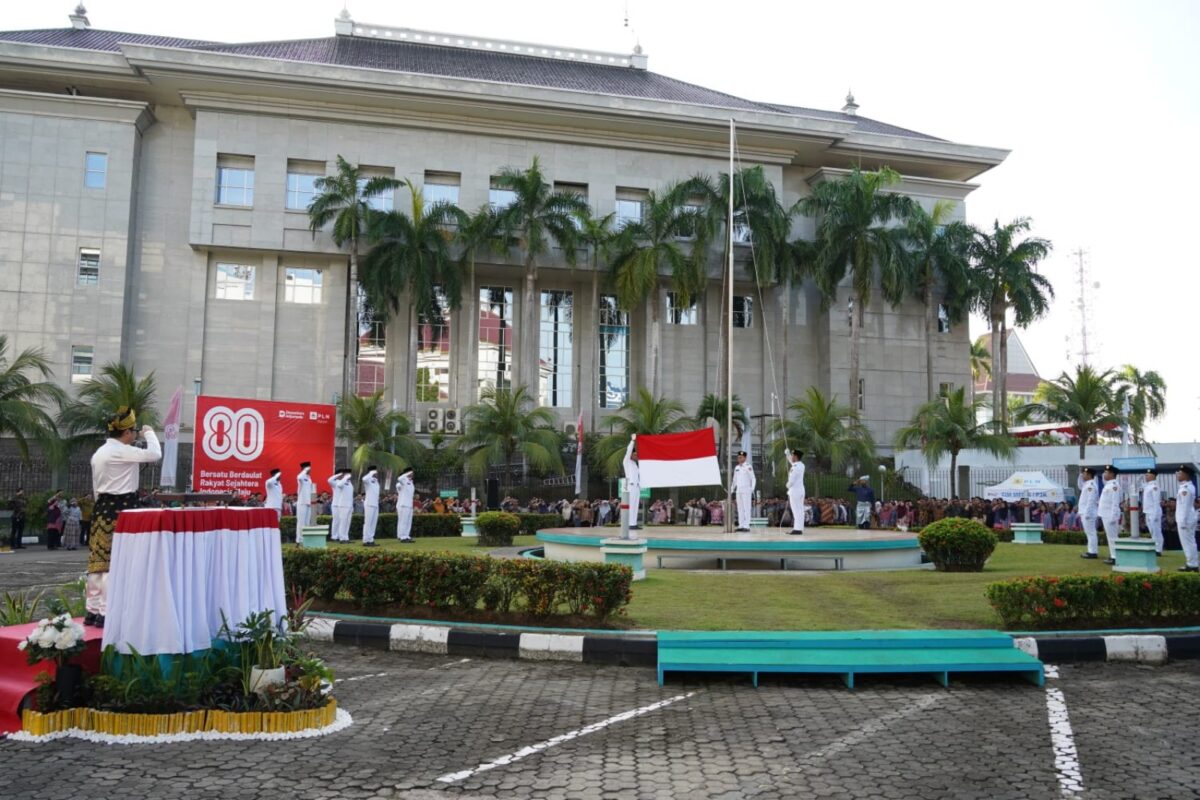 PLN Batam gelar upacara HUT RI ke-80 di kantor Korporat, pembina upacara Direktur Utama PLN Batam, Kwin Fo, Minggu (17/8/2025). Foto:Istimewa