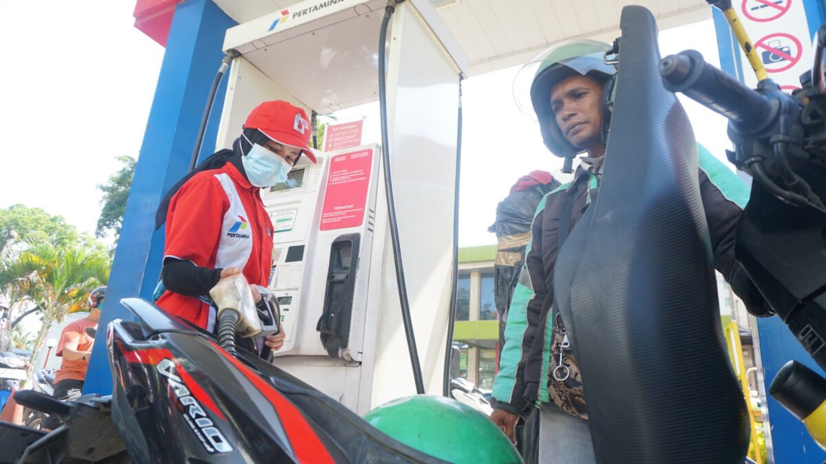 Seorang operator SPBU tengah mengisi BBM. Foto:Istimewa