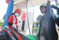 Seorang operator SPBU tengah mengisi BBM. Foto:Istimewa