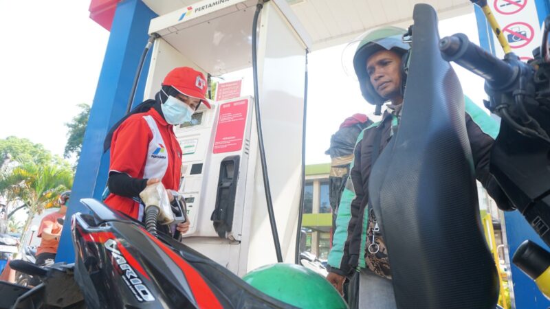 Seorang operator SPBU tengah mengisi BBM. Foto:Istimewa