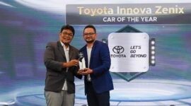 Philardi Sobari, Head of Public Relation PT Toyota-Astra Motor, saat menerima penghargaan “Car of The Year” untuk Toyota Kijang Innova Zenix Hybrid EV, di Jakarta. Matapedia6.com/Dok Toyota