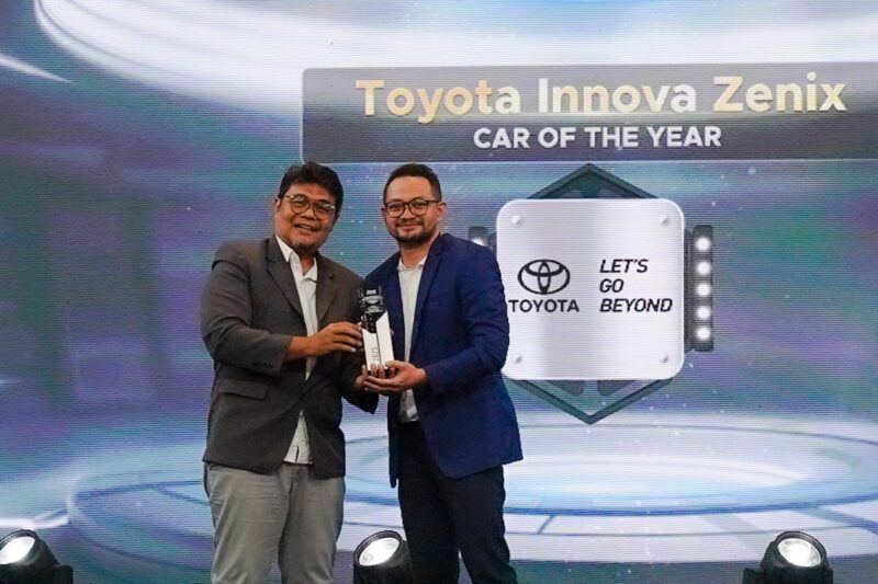 Philardi Sobari, Head of Public Relation PT Toyota-Astra Motor, saat menerima penghargaan “Car of The Year” untuk Toyota Kijang Innova Zenix Hybrid EV, di Jakarta. Matapedia6.com/Dok Toyota