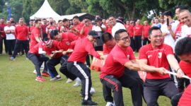 Pejabat utama Polda Kepri saat mengikuti lomba tarik tambang yang digelar di lapangan utama Mapolda Kepri, Senin (18/8/2025). Matapedia6.com/Dok Humas Polda