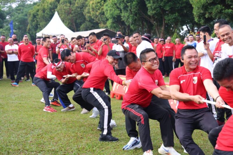Pejabat utama Polda Kepri saat mengikuti lomba tarik tambang yang digelar di lapangan utama Mapolda Kepri, Senin (18/8/2025). Matapedia6.com/Dok Humas Polda