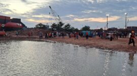 Pekerja yang diduga jatuh saat perbaiki kapal di kawasan PT Lestari Ocean Indonesia pada Senin (18/8/2025). Foto:dok/Tim SAR