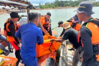 Tim SAR gabungan saat melakukan evakuasi karyawan tenggelam di PT LOI Sagulung Kota Batam Provinsi Kepri, Selasa (19/8/2025). Foto:Istimewa