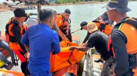 Tim SAR gabungan saat melakukan evakuasi karyawan tenggelam di PT LOI Sagulung Kota Batam Provinsi Kepri, Selasa (19/8/2025). Foto:Istimewa