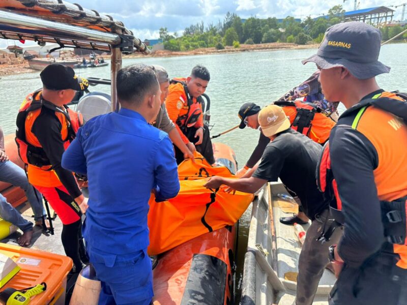 Tim SAR gabungan saat melakukan evakuasi karyawan tenggelam di PT LOI Sagulung Kota Batam Provinsi Kepri, Selasa (19/8/2025). Foto:Istimewa