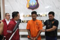 Pelaku pemorkosaan wanita muda di Batam saat dihadapkan ke pada awak media di Mapolresta Barelang, Kota Batam, Provinsi Kepri, Selasa (19/8/2025). Matapedia6.com/Dok Humas Polresta