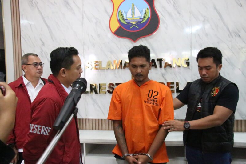 Pelaku pemorkosaan wanita muda di Batam saat dihadapkan ke pada awak media di Mapolresta Barelang, Kota Batam, Provinsi Kepri, Selasa (19/8/2025). Matapedia6.com/Dok Humas Polresta