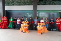 Managing Director Marketing & Sales Ixora Ang serta Business Development Tropicana, bersama tim menajemen Tropicana Batam dan Tim Malaysia memotong pita tanda diresmikannya Kantor Satelit dan Galeri Baru, Pemasaran Properti Tropicana, di Alltrue Sidney Hotel, Batam Center, Jumat (15/08/2025). Foto:Istimewa