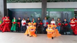 Managing Director Marketing & Sales Ixora Ang serta Business Development Tropicana, bersama tim menajemen Tropicana Batam dan Tim Malaysia memotong pita tanda diresmikannya Kantor Satelit dan Galeri Baru, Pemasaran Properti Tropicana, di Alltrue Sidney Hotel, Batam Center, Jumat (15/08/2025). Foto:Istimewa