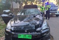 Kondisi mobil sport Nissan GT-R35 bernomor polisi BP 77 KV usai menabrak pengendara sepeda motor di jalan Ahmad Yani Kota Batam Provinsi Kepri, Selasa (19/8/2025). Matapedia6.com/Dok Lakalantas