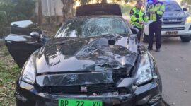 Kondisi mobil sport Nissan GT-R35 bernomor polisi BP 77 KV usai menabrak pengendara sepeda motor di jalan Ahmad Yani Kota Batam Provinsi Kepri, Selasa (19/8/2025). Matapedia6.com/Dok Lakalantas