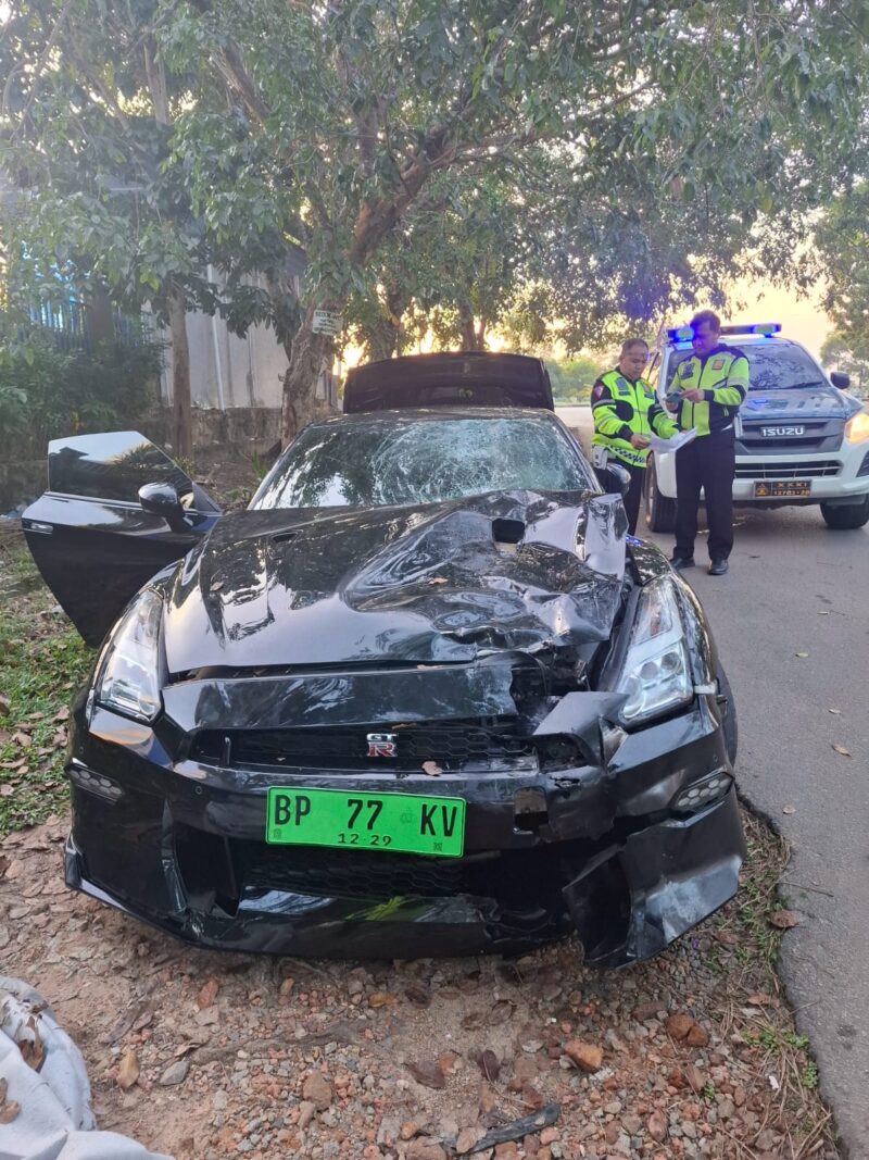 Kondisi mobil sport Nissan GT-R35 bernomor polisi BP 77 KV usai menabrak pengendara sepeda motor di jalan Ahmad Yani Kota Batam Provinsi Kepri, Selasa (19/8/2025). Matapedia6.com/Dok Lakalantas