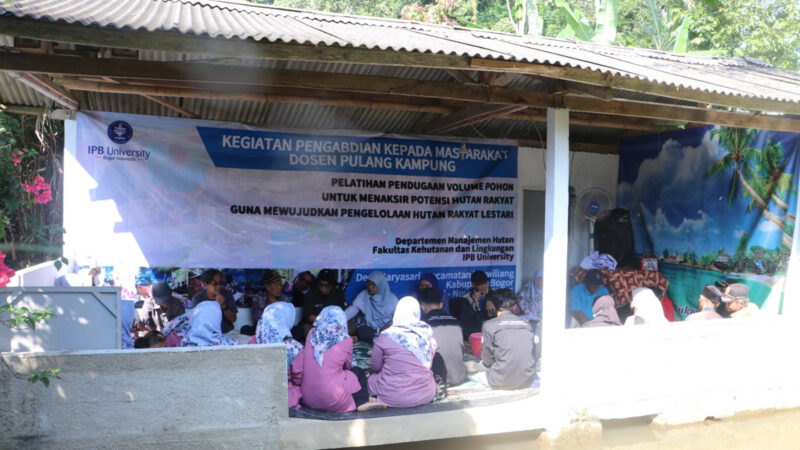 tim dosen Departemen Manajemen Hutan, IPB University ketika menggelar 'Pelatihan Pengukuran Dimensi Pohon dan Inventarisasi Hutan Rakyat'. Foto:dok/Istimewa