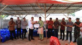 Kepala Imigrasi Batam saat menyerahkan piagam penghargaan kepada Camat Sagulung Muhammad Hafiz saat menyalurkan sembako di Sagulung, Jumat (22/8/2025). Foto:Istimewa