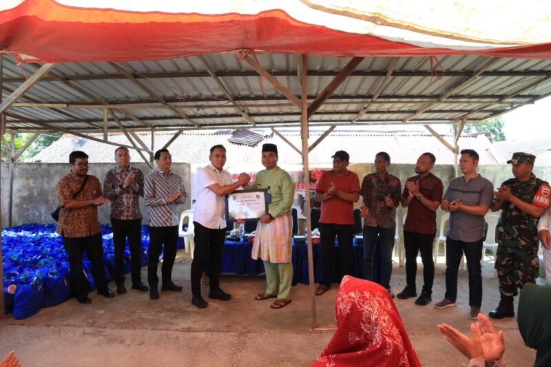 Kepala Imigrasi Batam saat menyerahkan piagam penghargaan kepada Camat Sagulung Muhammad Hafiz saat menyalurkan sembako di Sagulung, Jumat (22/8/2025). Foto:Istimewa