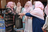 Ketua TP-PKK Kota Batam, Erlita Amsakar saat bersalaman dengan peserta PAM di lantai empat Kantor Wali Kota Batam, Batam Centre, Jumat (22/8/2025). Matapedia6.com/Diskominfo
