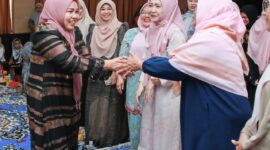 Ketua TP-PKK Kota Batam, Erlita Amsakar saat bersalaman dengan peserta PAM di lantai empat Kantor Wali Kota Batam, Batam Centre, Jumat (22/8/2025). Matapedia6.com/Diskominfo