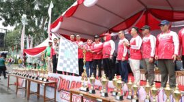 Wali Kota Batam sekaligus Kepala BP Batam Amsakar Achmad saat melepas peserta gerak jalan beregu di depan kantor Wali Kota Batam, Batam Centre, Provinsi Kepri, Sabtu (23/8/2025).