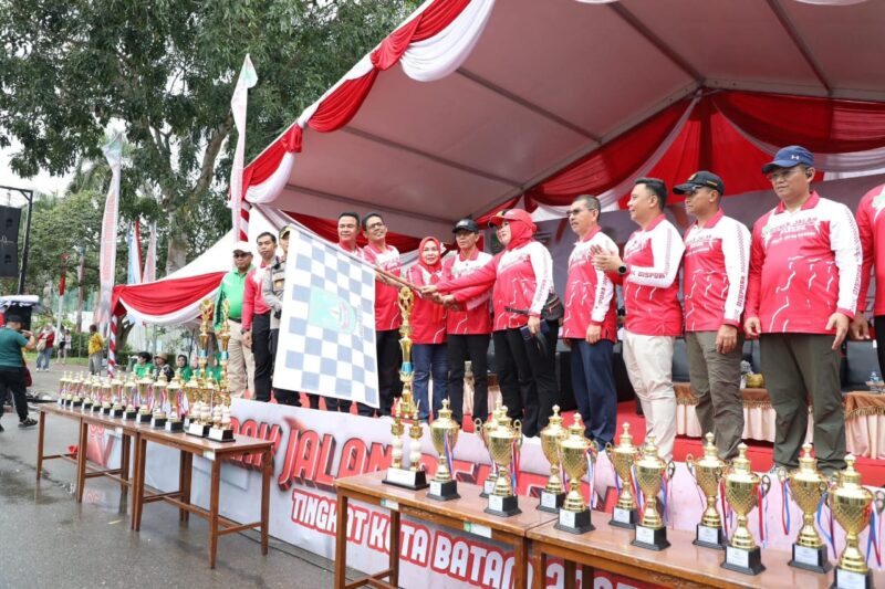 Wali Kota Batam sekaligus Kepala BP Batam Amsakar Achmad saat melepas peserta gerak jalan beregu di depan kantor Wali Kota Batam, Batam Centre, Provinsi Kepri, Sabtu (23/8/2025).