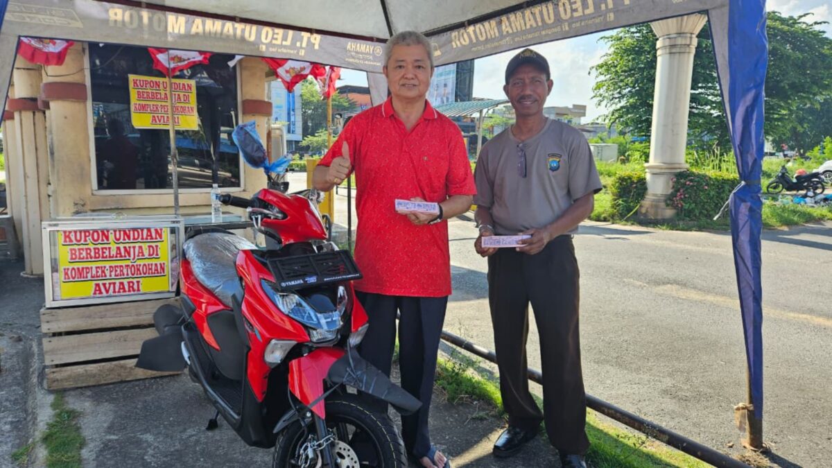 Ketua RW Aviari saat menunjukkan kupon di pesta rakyat. Foto:dok/Luci-matapedia