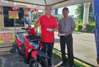 Ketua RW Aviari saat menunjukkan kupon di pesta rakyat. Foto:dok/Luci-matapedia