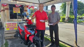 Ketua RW Aviari saat menunjukkan kupon di pesta rakyat. Foto:dok/Luci-matapedia