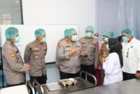 Kapolda Kepri Irjen Pol Asep Syafrudin saat berdiskusi dengan pengurus dapur SPPG Polda Kepri, dapur tersebut resmi beroperasi dan layani 3.008 Siswa penerima manfaat, Senin (25/8/2025). Matapedia6.com/Dok Humas Polda.