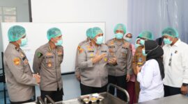 Kapolda Kepri Irjen Pol Asep Syafrudin saat berdiskusi dengan pengurus dapur SPPG Polda Kepri, dapur tersebut resmi beroperasi dan layani 3.008 Siswa penerima manfaat, Senin (25/8/2025). Matapedia6.com/Dok Humas Polda.