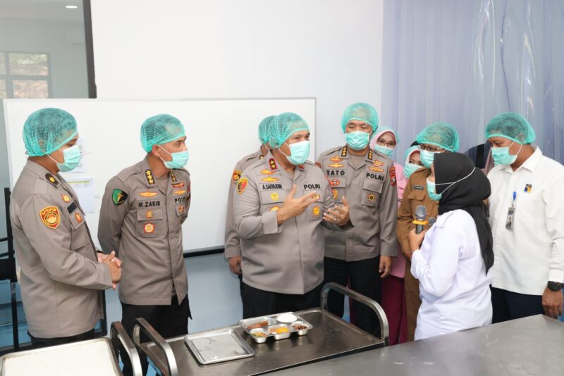 Kapolda Kepri Irjen Pol Asep Syafrudin saat berdiskusi dengan pengurus dapur SPPG Polda Kepri, dapur tersebut resmi beroperasi dan layani 3.008 Siswa penerima manfaat, Senin (25/8/2025). Matapedia6.com/Dok Humas Polda.