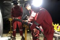 Teknisi sedang melakukan proses permanenisasi kabel laut. Foto:Telkom