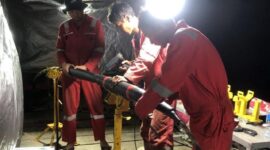 Teknisi sedang melakukan proses permanenisasi kabel laut. Foto:Telkom