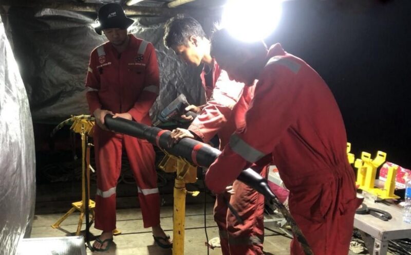 Teknisi sedang melakukan proses permanenisasi kabel laut. Foto:Telkom