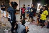 Terduga pelaku pencurian tiang wifi di Buana Central Park diamankan anggota Polsek Batu Aji pada Senin (25/8). Foto:Istimewa
