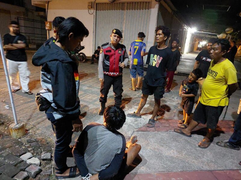 Terduga pelaku pencurian tiang wifi di Buana Central Park diamankan anggota Polsek Batu Aji pada Senin (25/8). Foto:Istimewa